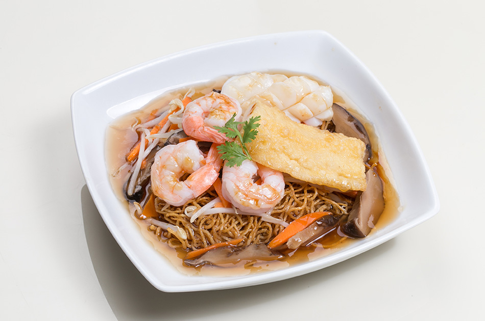 Fried Egg Noodles with Seafood: 175 Baht