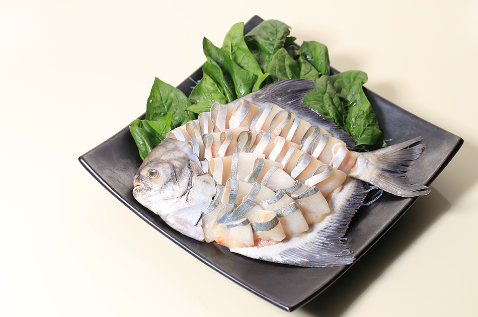 Fresh Pomfret Fish: 1,290 Baht